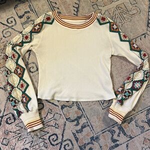 Free people white long sleeved cropped top with adorable embroidery.